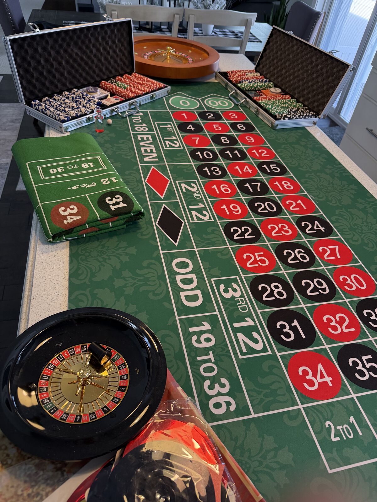 Roulette wheel, mat & chips