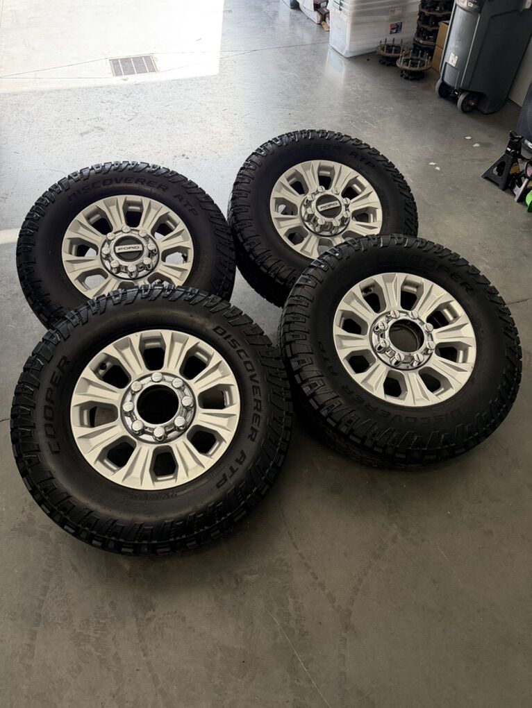BRAND NEW 2022 Ford F350 OEM 18in rims/ 275/70/18