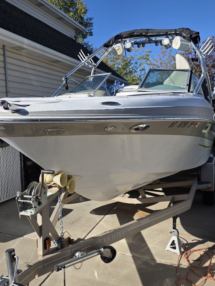 Four Winns 240 Horizon + Great Condition