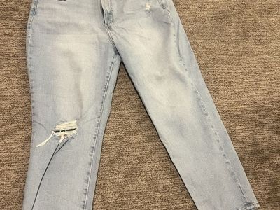 Old Navy Women's Straight Light Wash Distressed Jeans Size 18