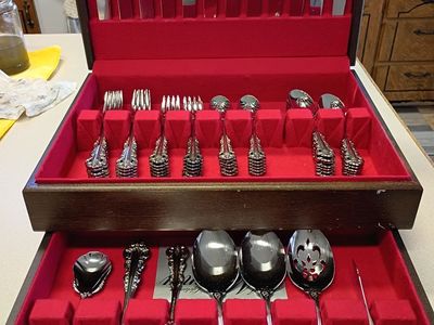 Oneida Artistry Stainless Service for 12 With Case