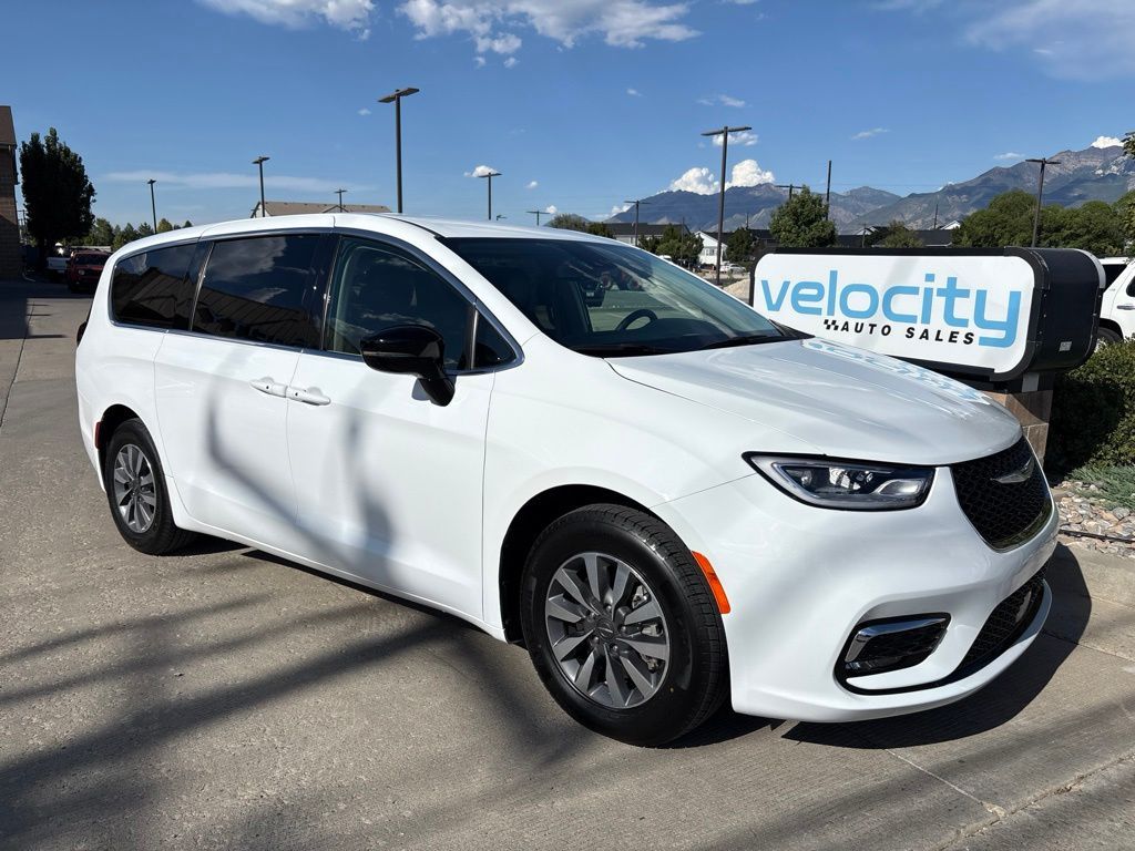 2024 Chrysler Pacifica Plug-In Hybrid Select