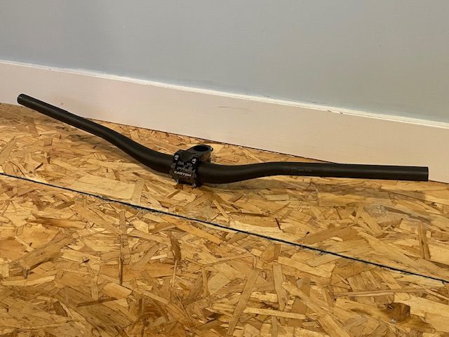 Santa Cruz Carbon mountain bike handlebar and Easton stem 35mm