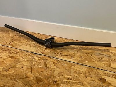 Santa Cruz Carbon mountain bike handlebar and Easton stem 35mm
