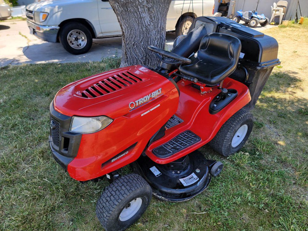 Troy Bilt Bronco Riding lawnmower 20hp 42 in