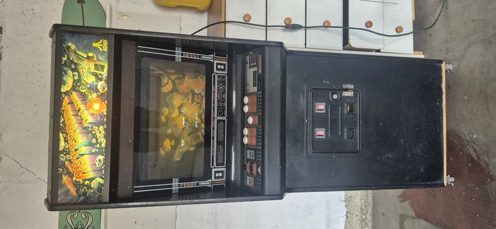 1979 Astroids Deluxe arcade game