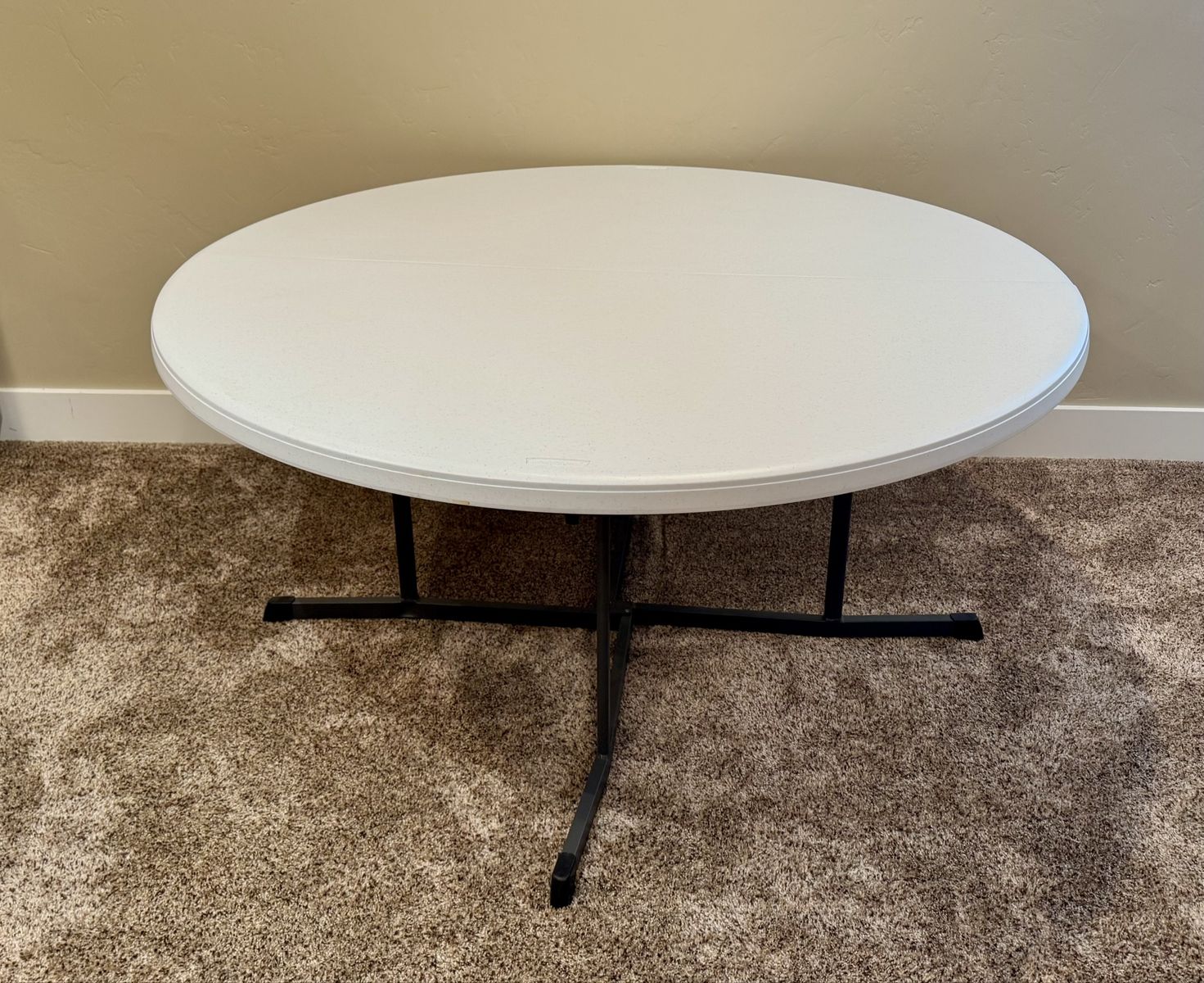Lifetime 60” Round Fold-in-Half Drop-Leaf Plastic Folding Table - White Excellent Condition