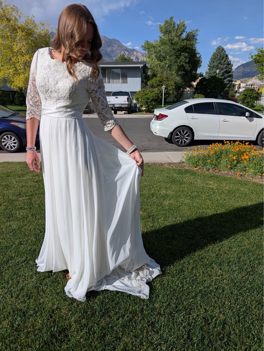 Wedding dress (size 6/8)