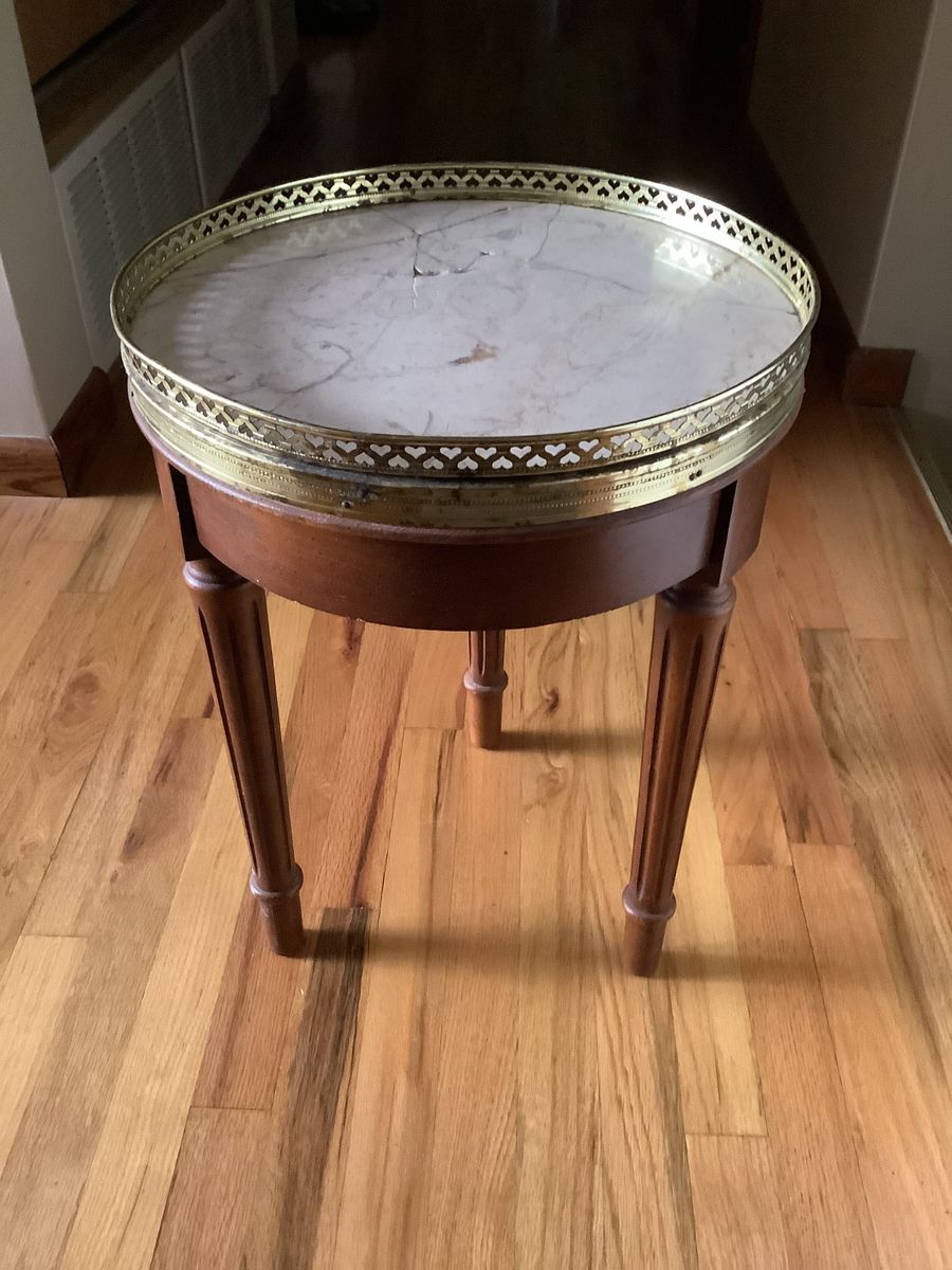 French style bouillotte side table featuring a white marble top framed by an ornate pierced brass gallery with a heart motif