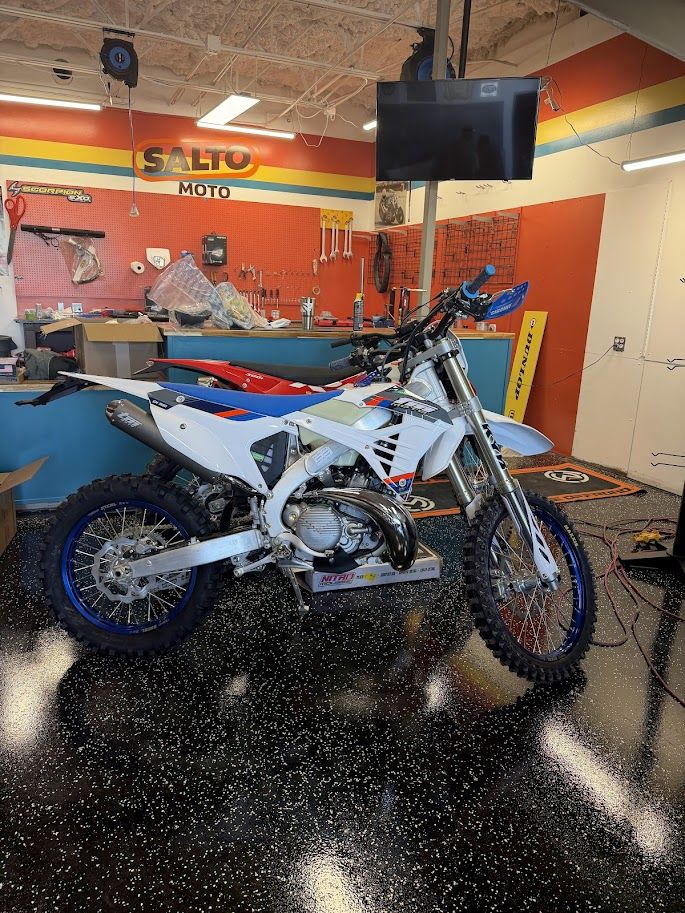2026 tm Racing en 300 fi – white with blue wheels