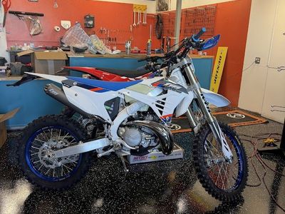 2026 tm Racing en 300 fi – white with blue wheels