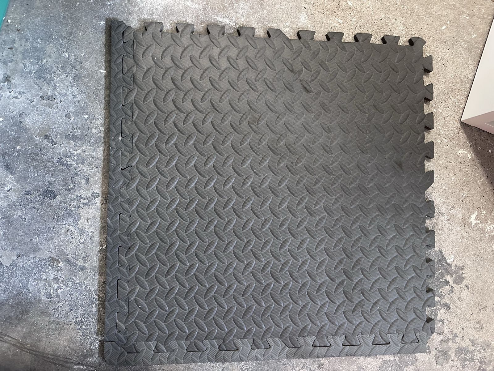 Interlocking gym rubber mats