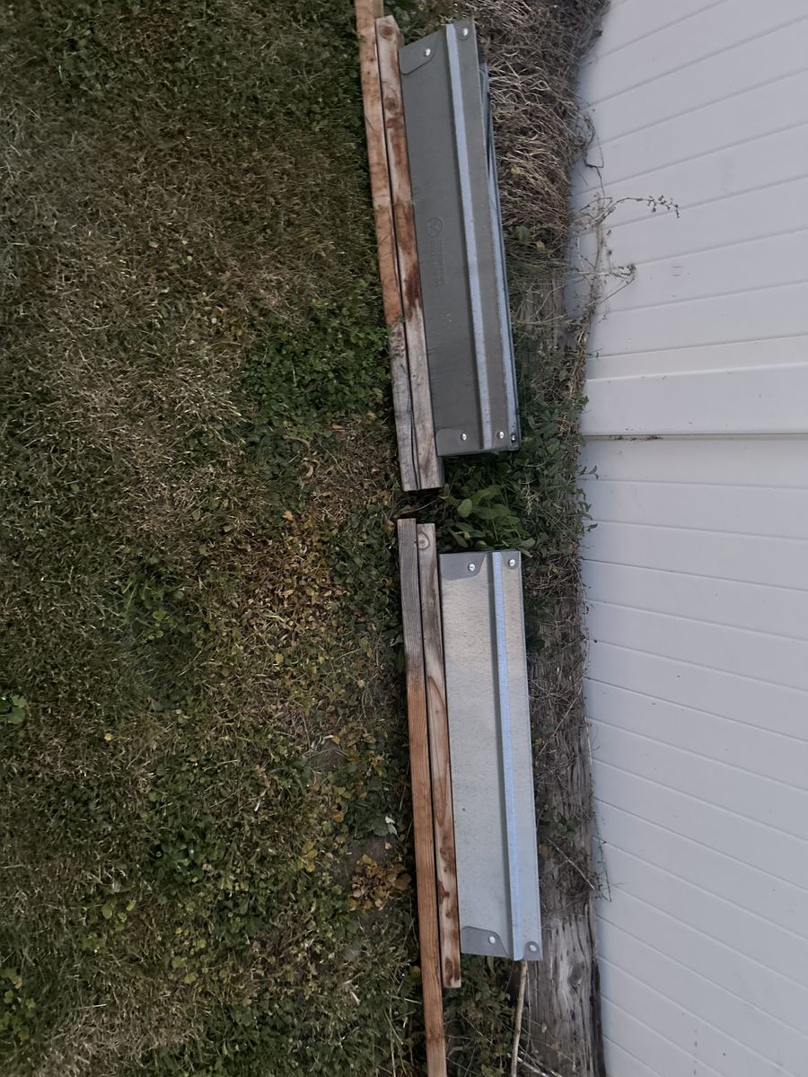 2 foldable sawhorses