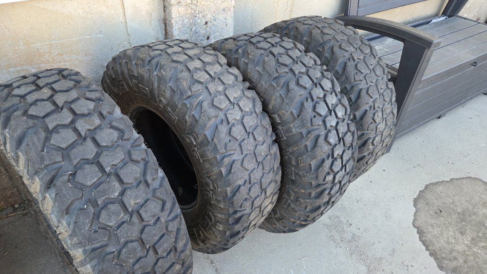 Four Used 32x9.5x15 Motivator UTV Tires