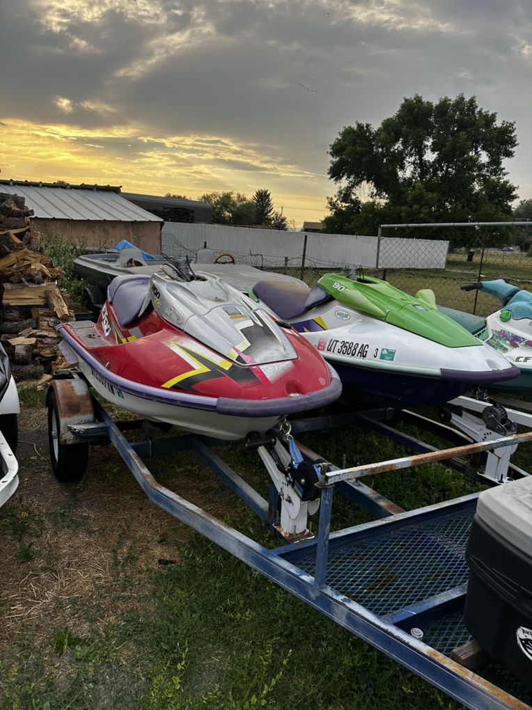 Pair Of Zxi 900 Jet Skis And A Parts Machine