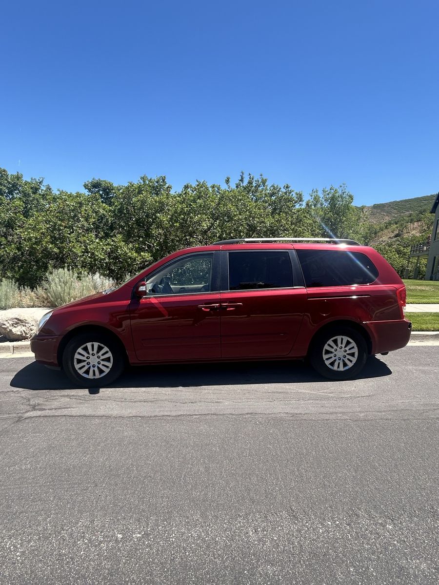 2011 Kia Sedona LX