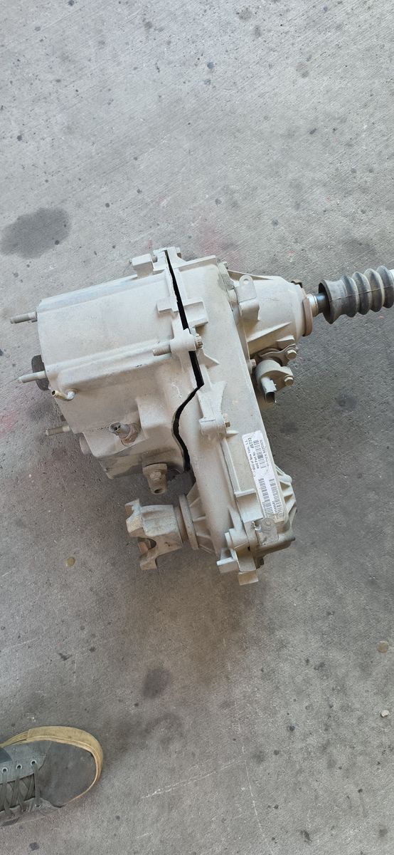 Low Mile Jeep wrangler or liberty NP231J Transfer Case – 32k Miles (Cracked Case / Parts Unit)
