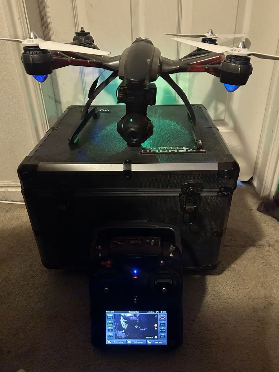 Yuneec Typhoon Q500 4K Drone with controller, extra battery and carrying case