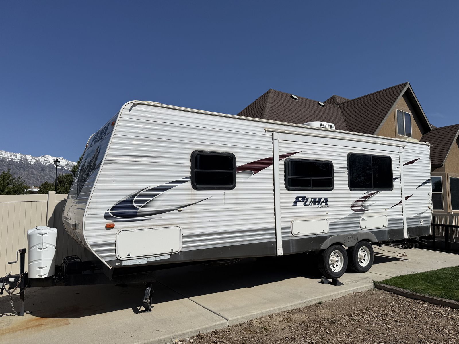 2011 PALOMINO BY FOREST RIVER PUMA SERIES M-26FBSS