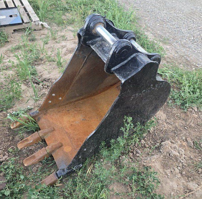 Heavy Duty CAT 24" Excavator Digging Bucket - 4-Teeth, Pin-On Style, Construction Grade