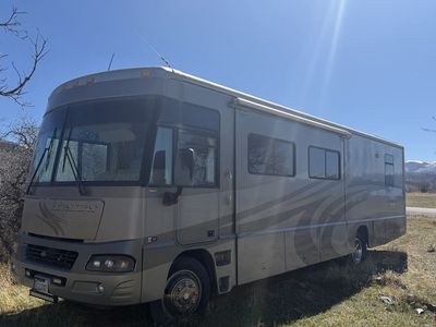2004 Winnebago Adventurer 35U