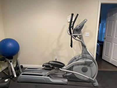 Spirit Fitness XE550 Elliptical – Heavy Duty – Excellent Condition