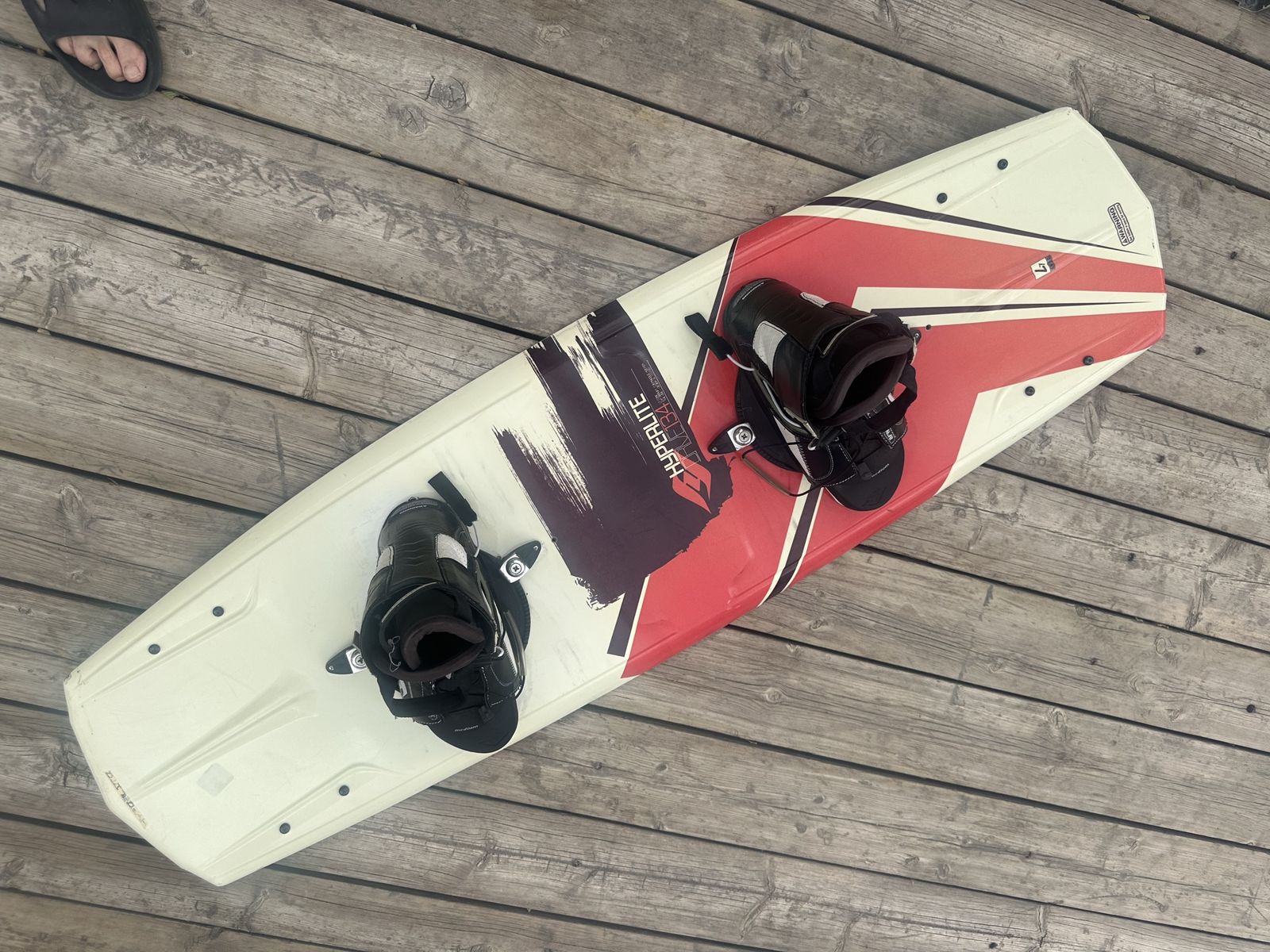 HyperLite 134 cm drive L7 core 24 inch continuous rocker wakeboard with hyper light bindings