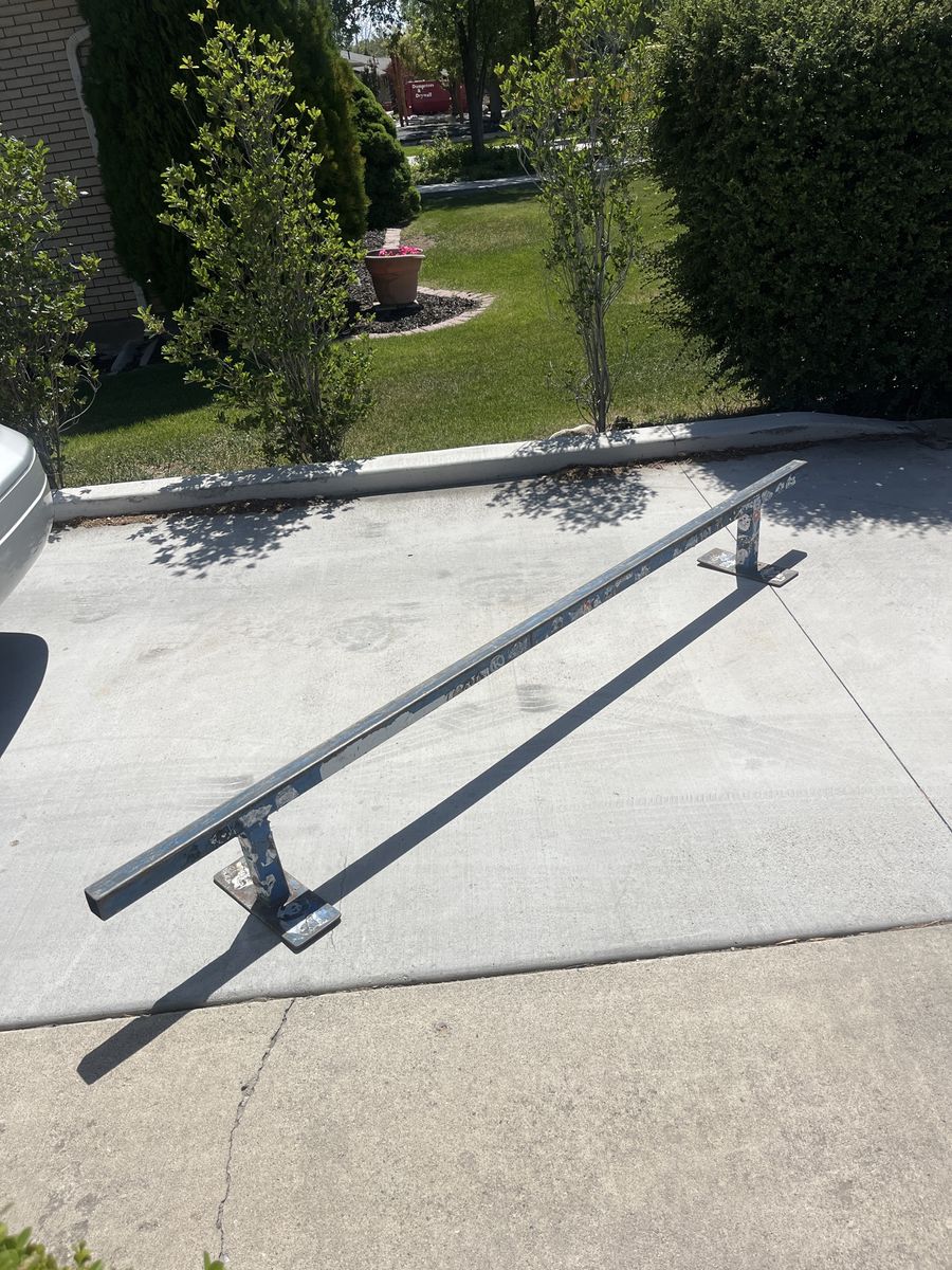 2 Skate rails