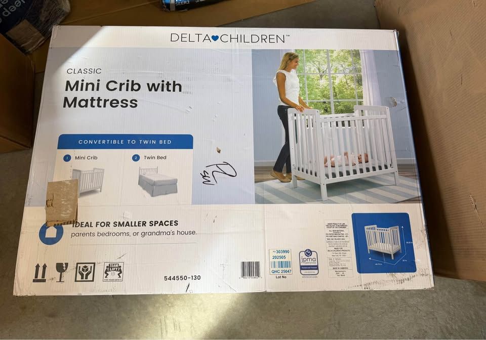 Mini crib with mattress