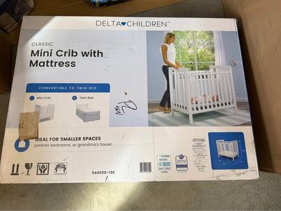 Mini crib with mattress