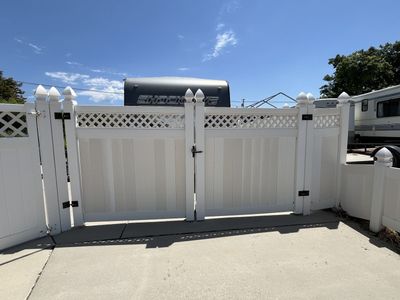 Vinyl gate