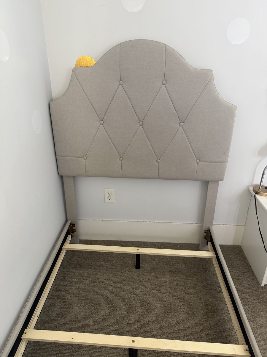 Twin size bed frame w/ box spring and Casper mattress 