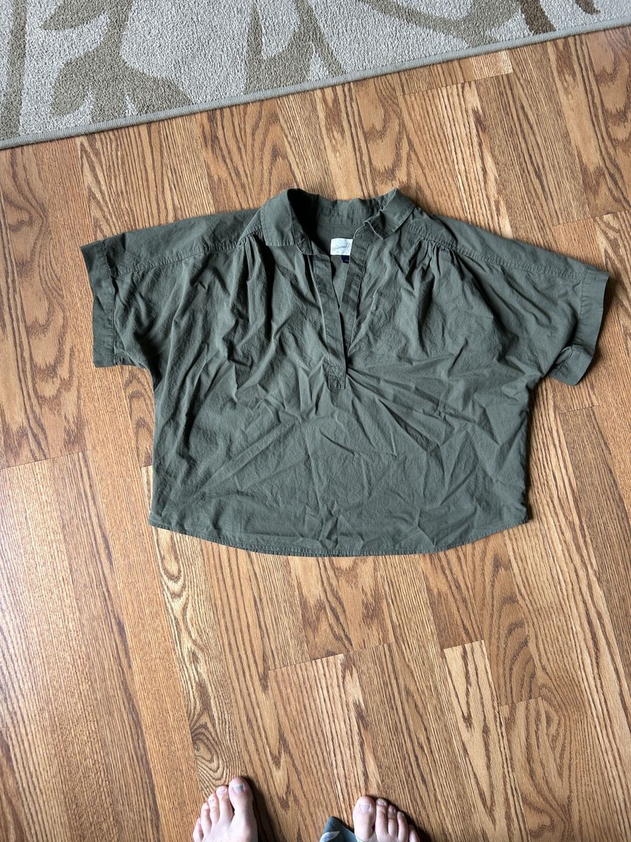 Universal Thread Women's Olive Green Short Sleeve V-Neck Collared Top - Size L