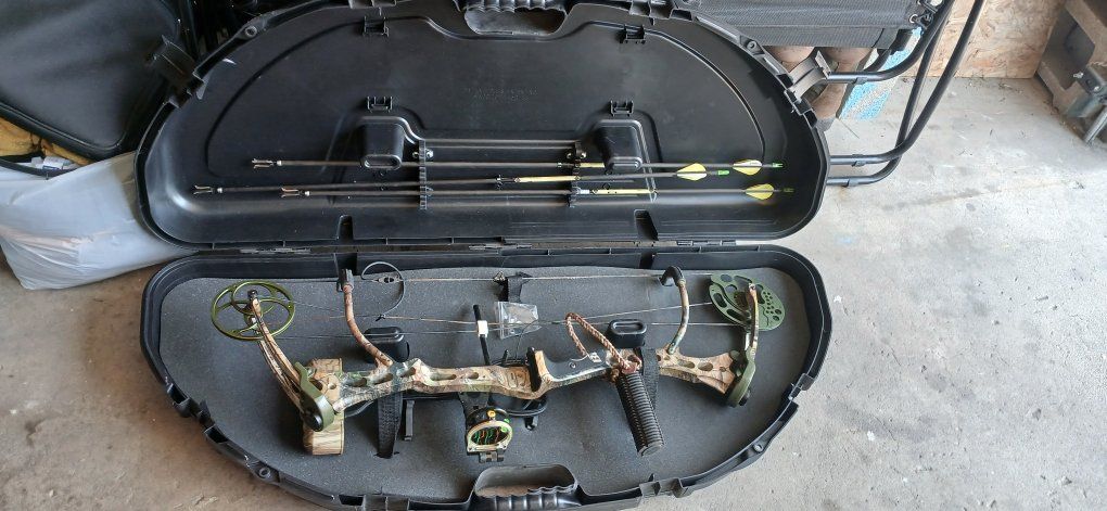 Bear Archery Compound Bow with Hard Case and Arrows