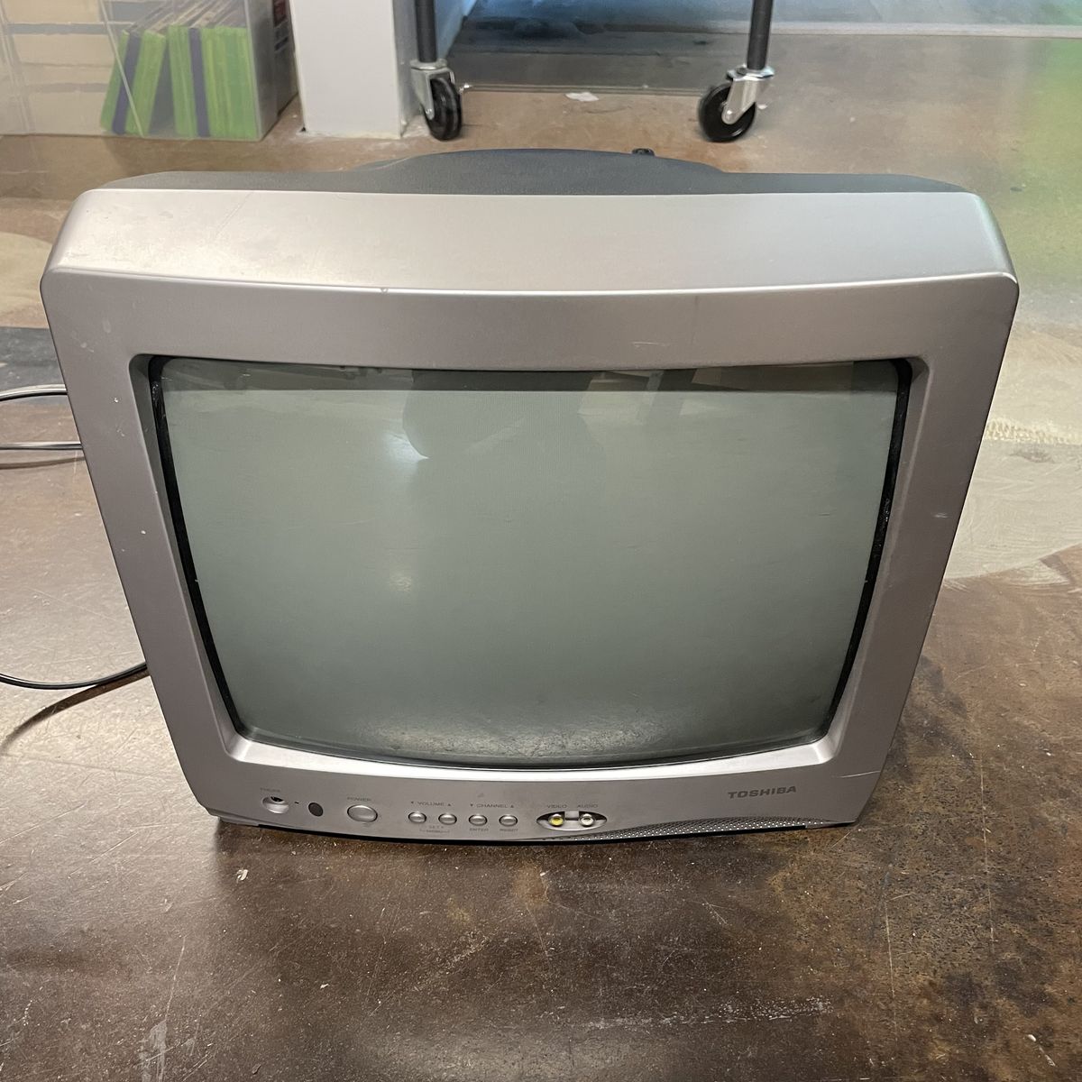 Toshiba 13A25 13" Color CRT TV - No Remote