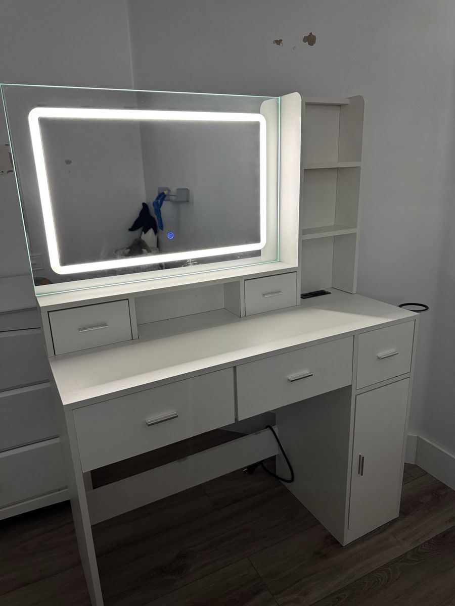 Vanity w/ Lit Glass Plugs/USB’s
