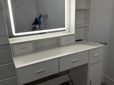 Vanity w/ Lit Glass Plugs/USB’s