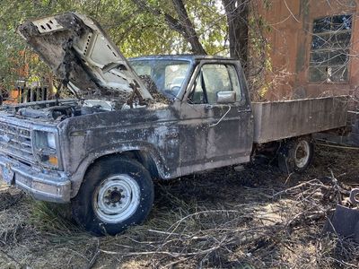 Non-Running Vintage 1983 Ford F-250 Flatbed Truck Project Car