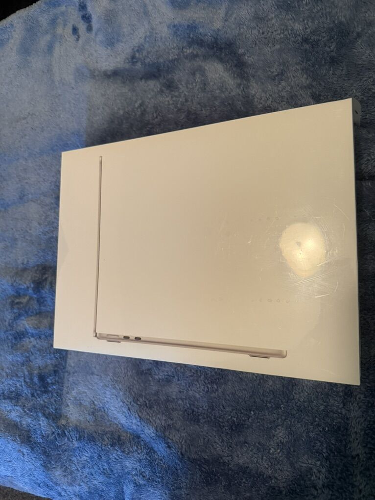 NEW Sealed MacBook Air M2 2022-Gold-Never-Opened