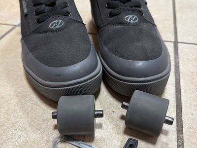 Heely’s Men’s Size 9