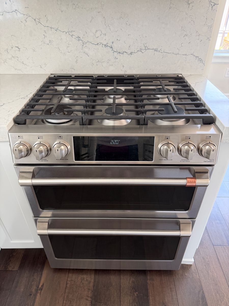CAFÉ 30" Smart Slide-In, Front-Control, Gas Double-Oven Range with Convection (CGS750P2M2S1) - Excellent Condition