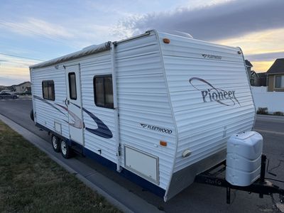 2006 Pioneer 26' Sleeps 6