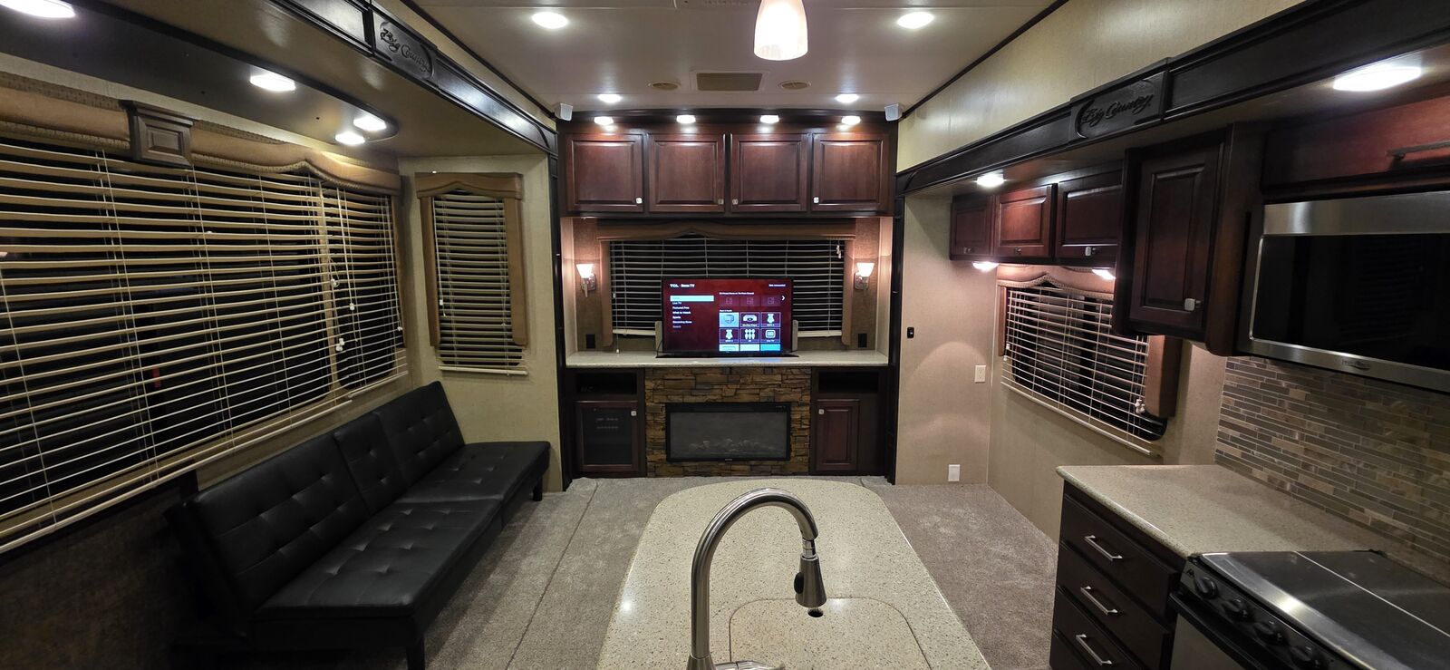 2014 Big Country 35 feet | Cold weather package | 3 Slides | One owner | 2 A/C