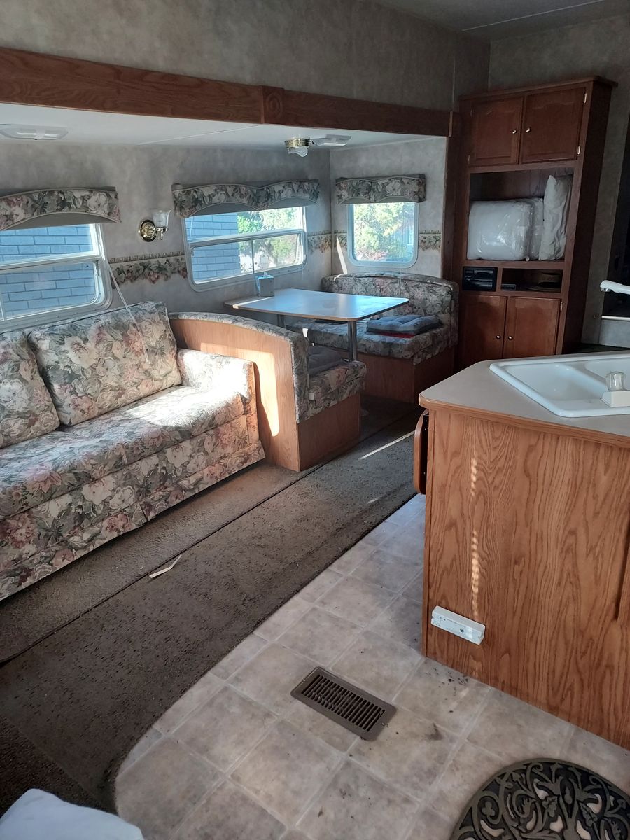 Used 5th wheel RV, going cheap, great condition!