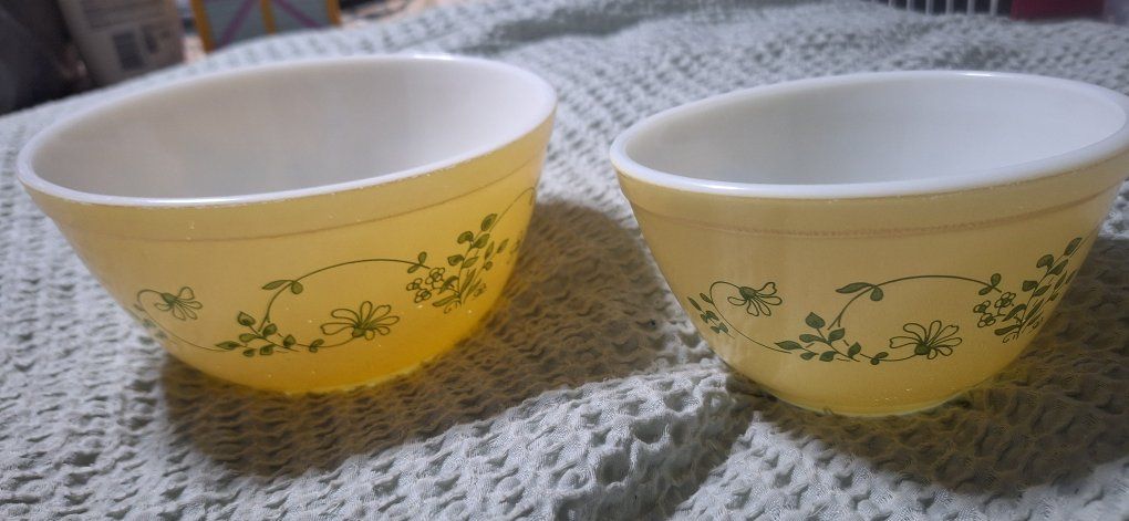 Pyrex mixing bowls- Shenandoah design