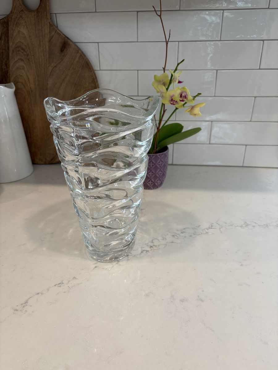 Clear Glass Wavy Flower Vase - Modern Decorative Ribbed Crystal Home Decor