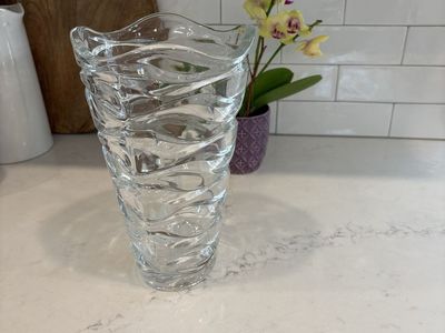 Clear Glass Wavy Flower Vase - Modern Decorative Ribbed Crystal Home Decor