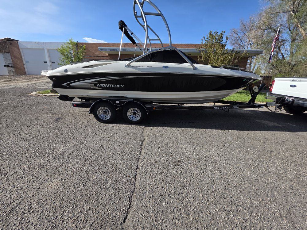 2004 Montrey Montura 228 SI LOW HOURS  - 191hrs!