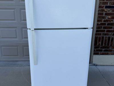 Kenmore White Top Freezer Refrigerator - Excellent Condition, Perfect for Garage or Extra Storage