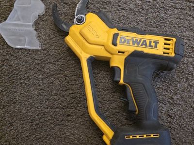DEWALT DCPR320B 20V MAX 1.5 in. Cordless Battery Powered Pruner (Tool Only)